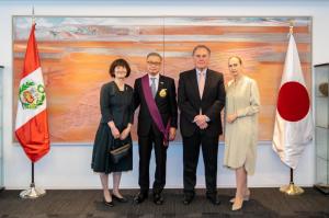東京・渋谷の在日ペルー大使館にて、土屋理事長夫妻とハロルドファルサイト大使夫妻