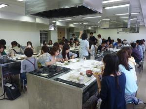 学生の食事風景の写真
