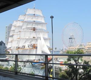 横浜の風景　日本丸と観覧車