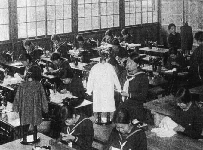 昭和4年（1929）頃の授業　裁縫実習