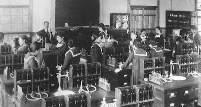 化学実験室　実験風景　新校舎　昭和10年（1935）