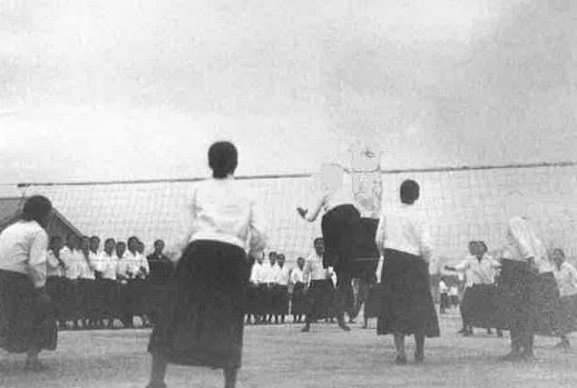授業風景　体育バレーボール　移転直後　昭和10年（1935）頃