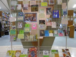 「選書ツアー」参加者が集まって，図書と手作りポップを飾りました。