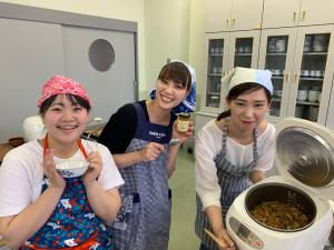 調理実習の様子（食物繊維たっぷり）