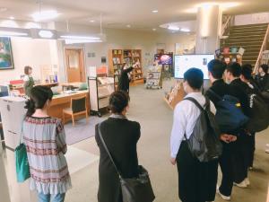 図書館見学の様子1