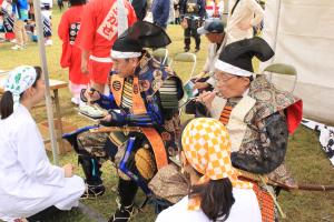 北広島町の箕野町長，安芸高田市の浜田市長による饗応食の御試食