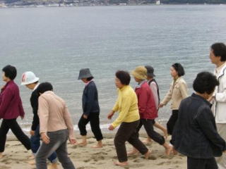 砂浜歩行の様子の写真09