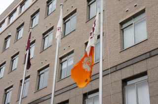 県立広島女子大学校旗降納式の様子の写真04