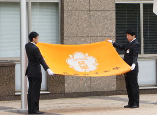 県立広島女子大学校旗降納式の様子の写真05