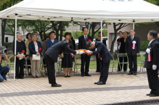 県立広島女子大学校旗降納式の様子の写真06