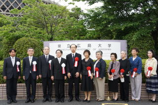 県立広島女子大学校旗降納式の様子の写真08