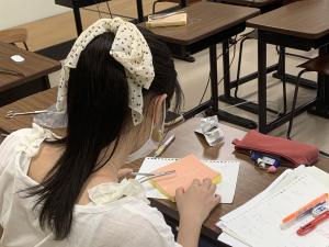 会陰縫合を学生が行っている様子