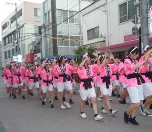 踊りを披露する学生1