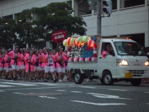 踊りを披露する学生2