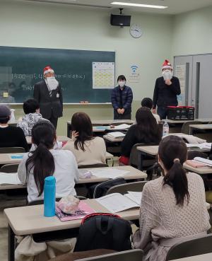 教員がサンタに扮して国家試験模試をしている4年生を訪問