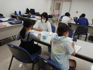 大学生がラフラフで活動している写真③