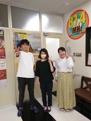 FMみはらのスタジオ前で出演した学生2人と児童館職員の方の記念写真です