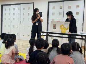 活動中の学生の写真