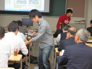 体験をサポートする市村研究室の学生