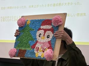 コロコロピクチャーの作品を掲げる