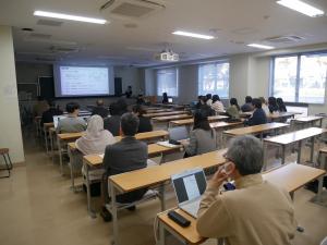 情報マネジメント専攻修士論文中間発表会2025写真1