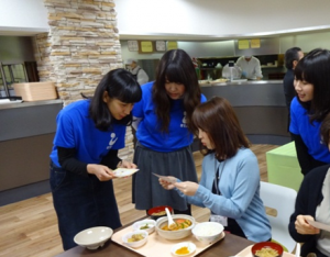 トマト鍋提供の様子