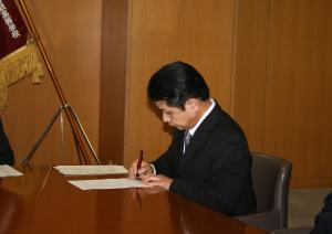格致高校長による署名の写真
