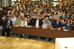 NRWカトリック大学訪問団と保健福祉学部の学生