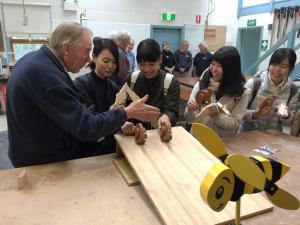 実際に作業を体験している様子です