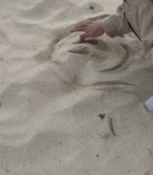 砂浜に絵を描く写真