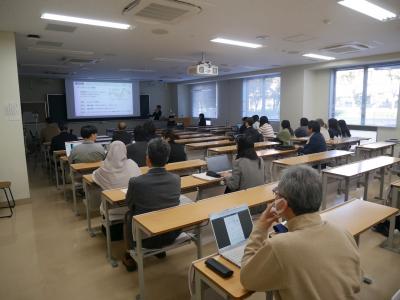 情報マネジメント専攻修士論文中間発表会2025写真1