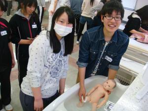 新生児モデルを使って沐浴体験。以外と難しいなぁ