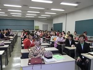 学科長の贈る言葉を真剣に聞いている卒業生たち