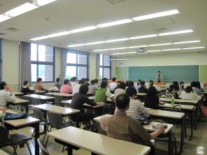 学生を前に実習後セミナーの説明を行う理学療法学科教員の姿