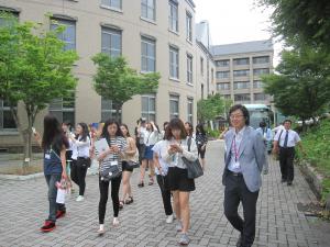 大学見学に到着した慶南大学校の一行