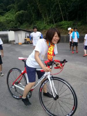 競技用の自転車に挑戦する女子学生の画像
