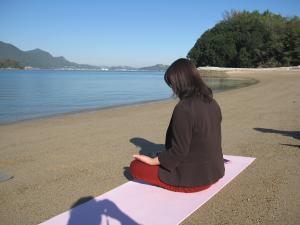 海浜セラピーを体験する教員