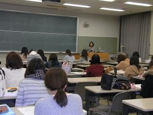 説明会会場で学科長のあいさつを聞く学生たち