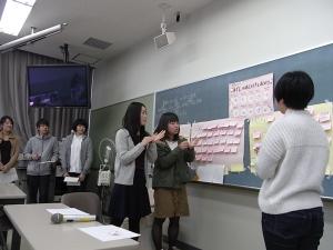 ロールプレイ発表で、看護師役の学生が、子ども役の学生に手洗い方法を確認している様子です