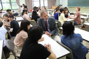 人間福祉学部の学生とのワークショップの様子です