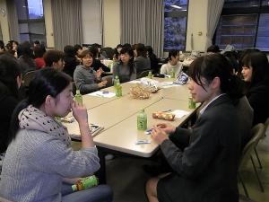 後輩の質問に答える4年生