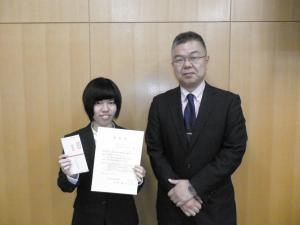 表彰状を手にする日和佐美樹さんと和田准教授