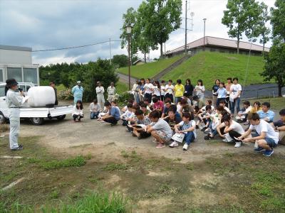 飼料畑の刈り取り講義（県立農業技術大学校　中田先生、内窪先生他）