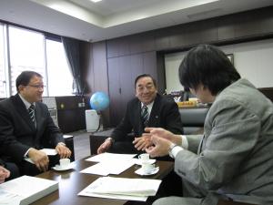 蔵田義男東広島市長へ経過説明を行う研究代表者の加藤洋司准教授