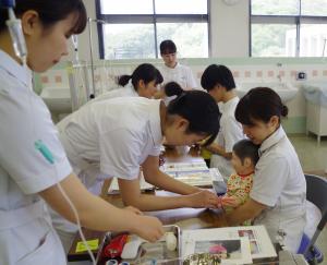 子どもの静脈内注射の固定の様子