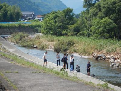 川のそばで涼をとる。