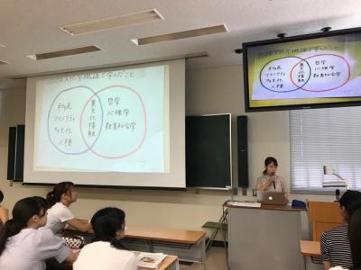 班で話し合った内容を全体で報告する学生