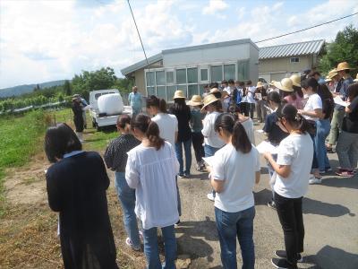 飼料畑の刈り取り講義（県立農業技術大学校　中田先生他）