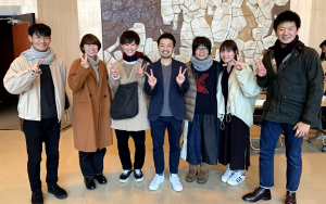講演会修了後に講師の先生を囲んで記念撮影をした澤田先生とゼミのメンバー