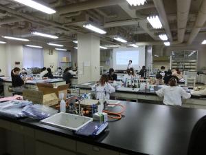 基礎生命科学実験の様子1